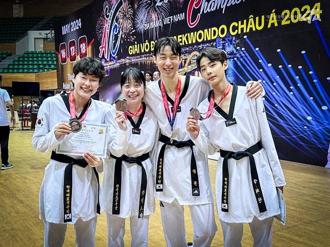 아시아선수권 금메달 딴 장준 태권도 남자대표팀 간판 장준(오른쪽에서 두 번째)이 16일 베트남 다낭에서 열린 제26회 아시아태권도선수권대회 남자 63㎏급에서 우승한 뒤 대표팀 동료들과 포즈를 취하고 있다. 맨 왼쪽은 여자 53㎏급 동메달리스트 박혜진, 왼쪽에서 두 번째는 여자 46㎏급 동메달리스트 강미르, 맨 오른쪽은 남자 54㎏급 동메달리스트 양희찬. [대한태권도협회 제공. 재배포 및 DB금지]
