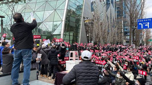 서울 모아타운 반대 비상대책위원회가 지난 3월 서울시청 앞에서 모아타운 반대 집회를 개최한 모습. (사진=모아타운 반대 비대위)