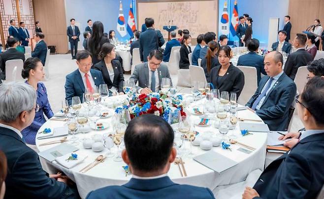 한국-캄보디아 회담 오찬에 참석한 스롱 피아비(우측 네번째), 스롱 피아비 SNS
