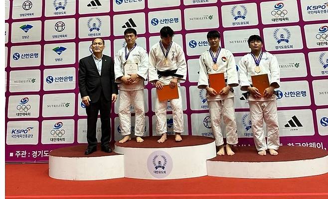한국마사회 안준성(좌측 첫번째)이 은메달을 획득했다, 한국마사회