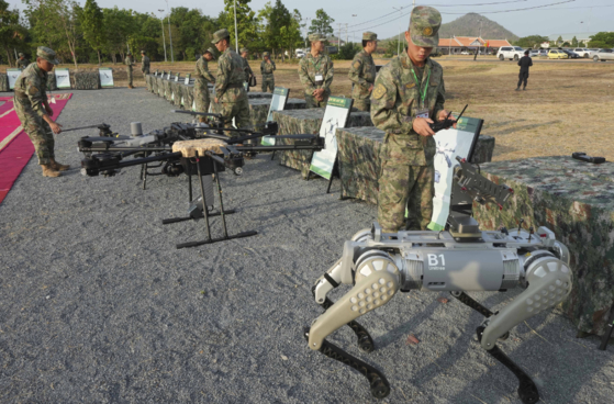 현지시간 16일 중국이 캄보디아와의 합동훈련에서 기관총이 장착된 '로봇개'(오른쪽 하단)를 공개했다. 〈사진=AP, 연합뉴스〉