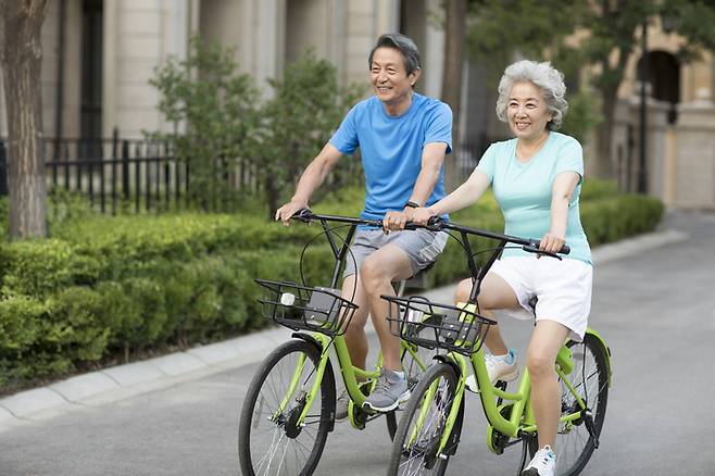 평생 자전거를 타는 사람은 일정 기간에만 자전거를 탄 사람에 비해 무릎 관절염에 걸릴 위험이 더 낮은 것으로 나타났다. [사진= 게티이미지뱅크]