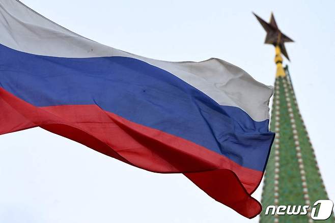 23일(현지시간) 러시아 모스크바의 크렘린궁 지붕 위에 러시아 국기가 펄럭이고 있다. 2023.05.23/ ⓒ AFP=뉴스1 ⓒ News1 권진영 기자