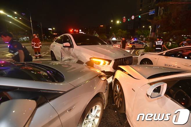 서울 동대문구 장한평역인근에서 교통사고가 발생, 출동한 동대문소방서 대원들이 안전조치를 하고 있다.(동대문소방서 제공) 2022.6.20/뉴스1