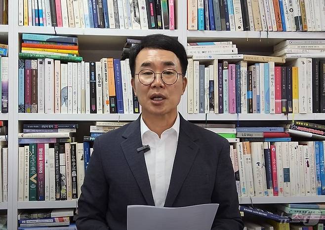 진양곤 에이치엘비그룹 회장이 간암 신약 허가 신청서 본심사 결과와 관련한 내용을 유튜브를 통해 발표하고 있다.(에이치엘비 유튜브 제공)/뉴스1 ⓒ News1