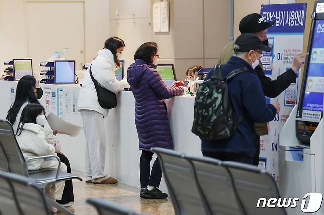 서울의 한 병원에서 환자와 보호자들이 수납 창구에서 대기하고 있다. 2024.2.21/뉴스1 ⓒ News1 민경석 기자