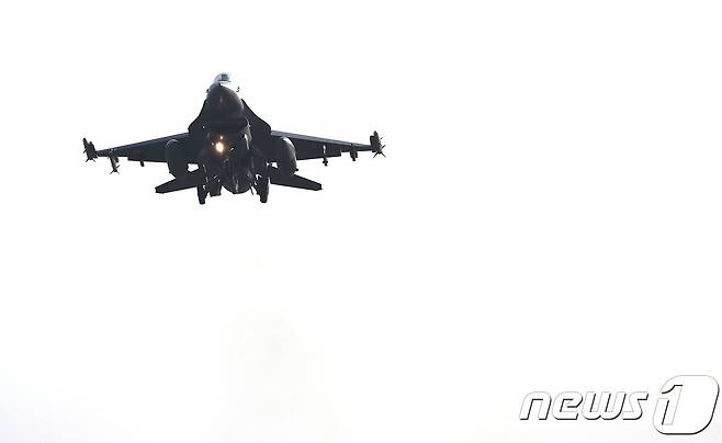 경기도 평택시 오산공군기지에서 F-16 전투기가 임무를 수행하고 있다. <자료사진>2017.12.4/뉴스1 ⓒ News1 오장환 기자