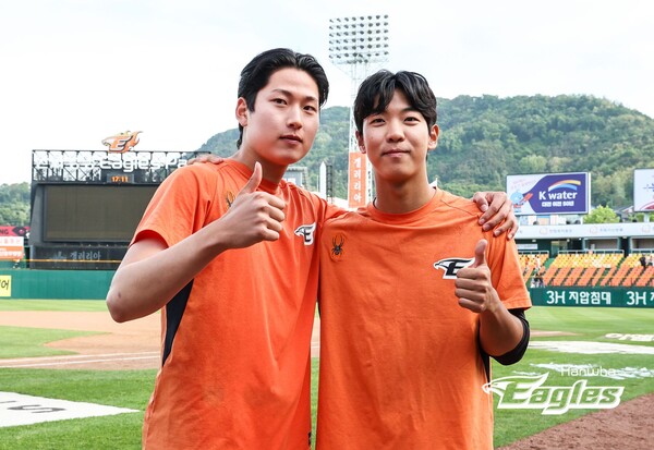 조동욱(왼쪽), 황준서. ⓒ한화 이글스