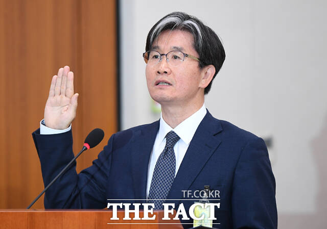 오동운 고위공직자범죄수사처장(공수처장) 후보가 17일 서울 여의도 국회 법제사법위원회에서 열린 인사청문회에 출석해 선서를 하고 있다.