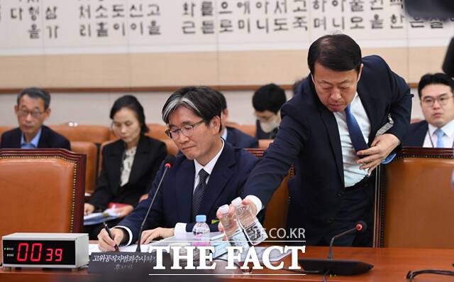 이내 라벨 없는 생수를 들고 온 실무자.