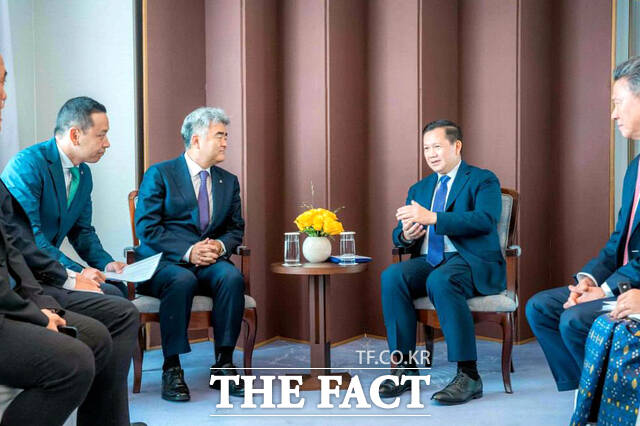 정원주 대우건설 회장(왼쪽 두 번째)이 17일 훈 마넷 캄보디아 총리와 만나 향후 협력 방안을 논의했다. /대우건설