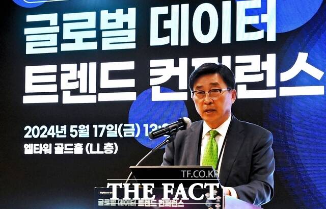 김춘진 한국농수산식품유통공사 사장이 17일 '글로벌 데이터 트렌드 콘퍼런스'에서 개회사를 하고 있다. / 한국농수산식품유통공사