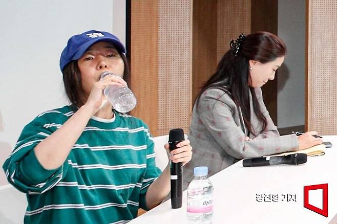 민희진 어도어 대표가 25일 서울 서초구 한국컨퍼런스센터에서 모회사 하이브와의 갈등 사태와 관련해 입장 발표를 하며 물을 마시고 있다. 앞서 하이브는 민희진 대표 등 어도어 경영진에 대한 중간 감사 결과를 발표하고, 이들을 업무상 배임 등 혐의로 고발한다고 밝혔다. 사진=강진형 기자aymsdream@