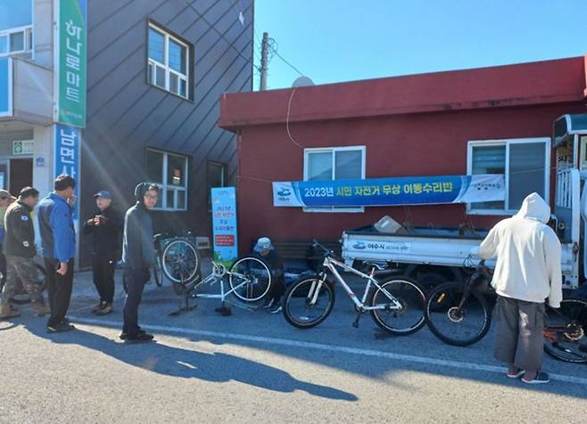 여수 시민이 ‘자전거 무상 이동 수리반’의 점검을 받기 위해 대기하고 있다［사진제공=여수시］