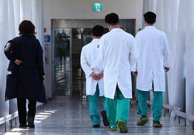 16일 서울 시내의 한 대학병원에서 의료진들이 이동하고 있다./뉴시스