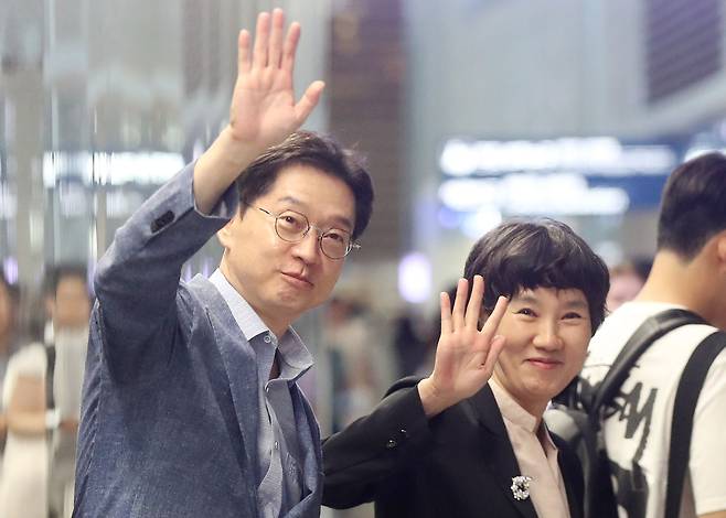 김경수 전 경남지사와 아내 김정순씨가 지난해 8월 10일 인천국제공항을 통해 영국 유학길에 오르고 있다. /뉴스1