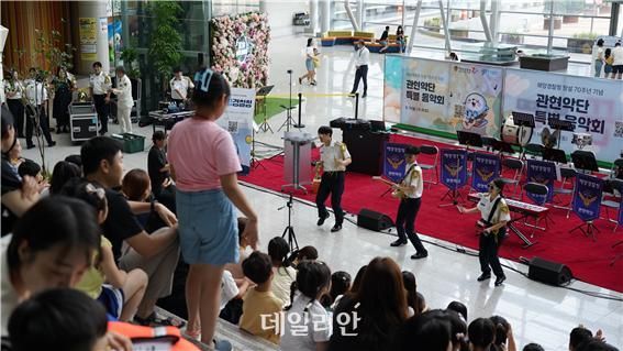 지난해 한국잡월드에서 열린 해양경찰 관혁악단 로비 콘서트 모습.ⓒ한국잡월드