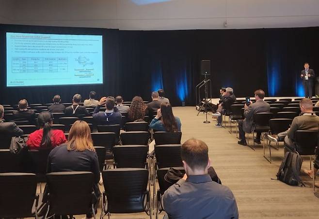 김성원 에스티팜 올리고 연구소장이 TIDES USA 2024에서 발표하고 있다.ⓒ에스티팜