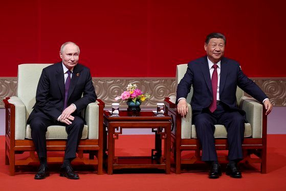 지난 16일 블라디미르 푸틴(왼쪽) 러시아 대통령과 시진핑 중국 국가주석이 중국 베이징 국가예술센터에서 열린 중러 수교 및 중러 문화의 해 개막 75주년 기념 콘서트에 참석해 있다.ⓒAP=연합뉴스