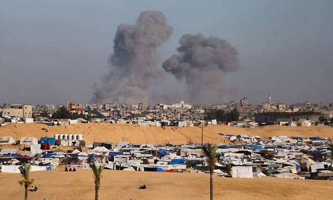 지난 5일 이스라엘군의 공격을 받은 팔레스타인 가자지구 라파 동쪽에서 연기가 피어오르고 있다. ⓒ AP/뉴시스