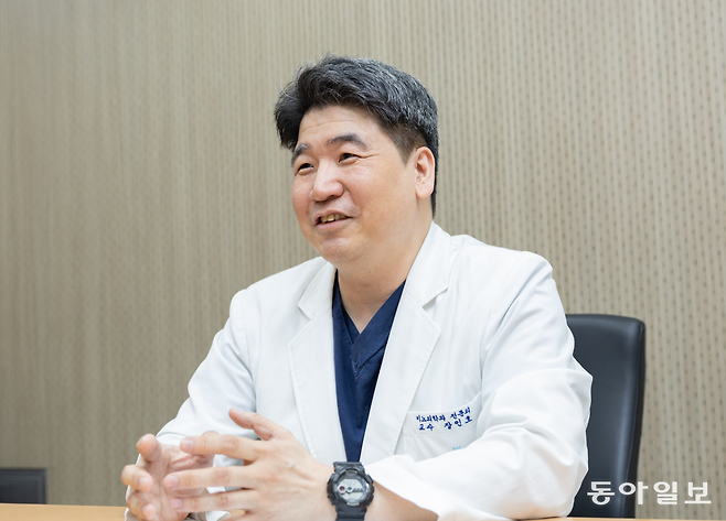 장인호 중앙대병원 비뇨의학과 교수는 50대 이후에 발생하는 배뇨 장애의 상당수가 자연스러운 노화현상에 가깝다며 스트레스를 받지 말 것을 당부했다. 장 교수는 약물 치료와 생활 습관 개선을 병행하면 배뇨 장애 증세가 크게 호전된다고 덧붙였다. 중앙대병원 제공