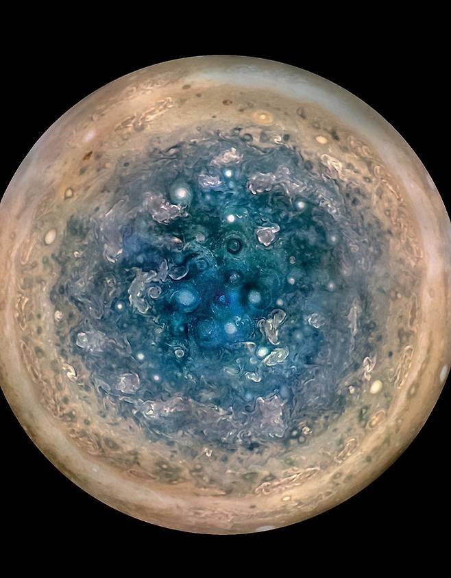 NASA 탐사선 주노가 촬영한 목성의 남극. 고 연구원은 NASA에 입사했을 때 목성 탐사를 첫 미션으로 맡았다. NASA/JPL-Caltech/SwRI/MSSS