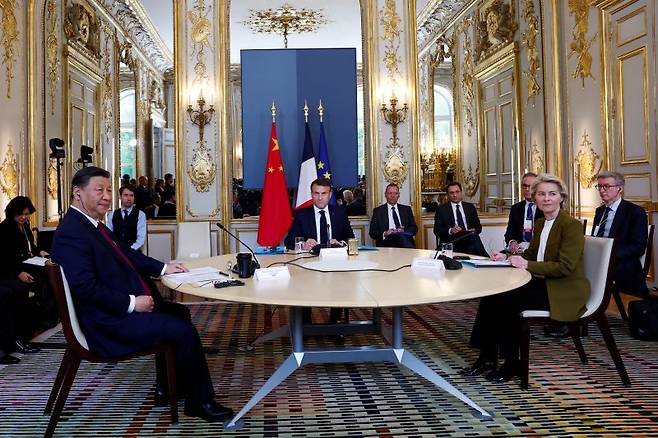 지난 6일(현지시간) 프랑스 파리 엘리제궁에서 시진핑 중국 국가주석(왼쪽)과 에마누엘 마크롱 프랑스 대통령(가운데), 우르줄라 폰데어라이엔 유럽연합(EU) 집행위원장이 대화하고 있다.로이터뉴스1