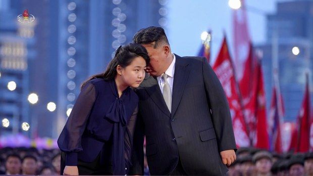 김정은 북한 국무위원장과 딸 주애가 지난 14일 평양 전위거리 준공식에 참석했다고 조선중앙통신이 15일 보도했다./사진=자유아시아방송(RFA)