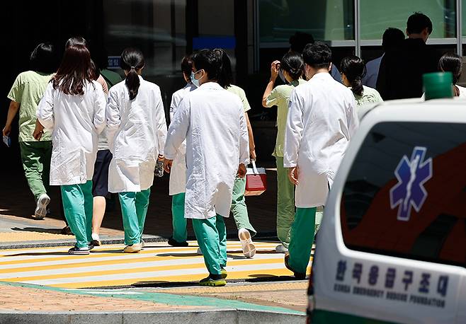 서울 시내 대학병원에서 의료진이 이동하고 있다. (ⓒ뉴스1, 무단 전재-재배포 금지)