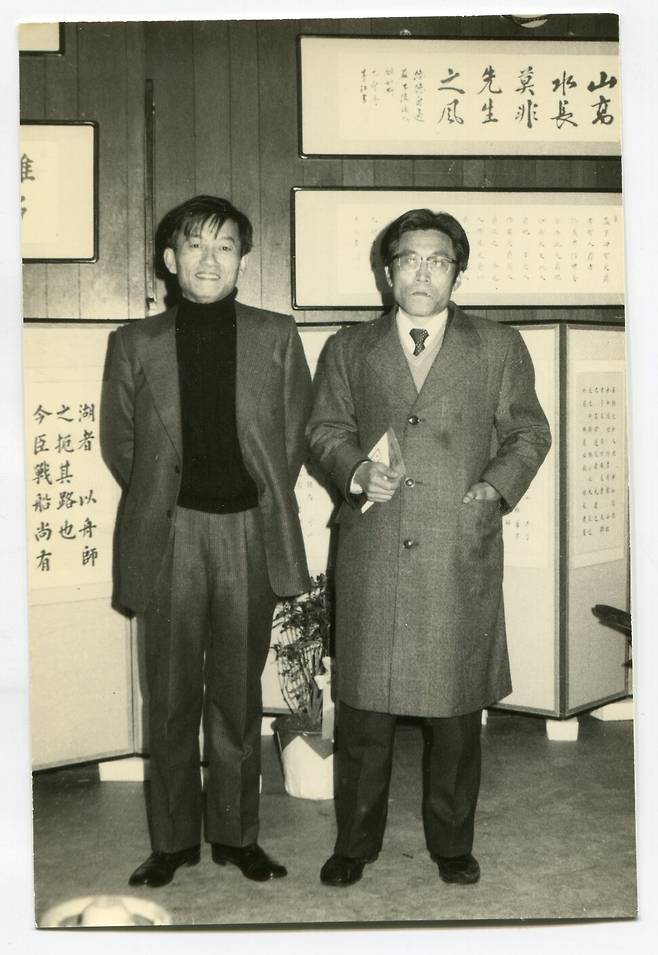 1975년 12월, 장일순의 첫번째 서화전. 리영희 교수(오른쪽)는 장일순의 인간적 품격에 매료됐다고 말한다. 삼인 제공
