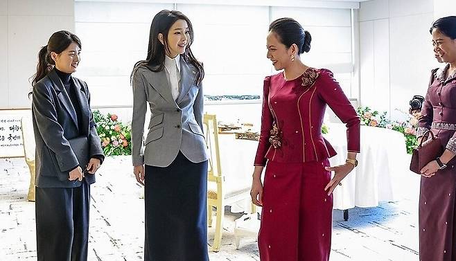 윤석열 대통령 부인 김건희 여사가 16일 서울 용산 대통령실 청사에 캄보디아 총리 배우자인 뺏 짠모니 여사와 각 나라의 전통의상에 대해 이야기를 나누고 있다. 대통령실 제공