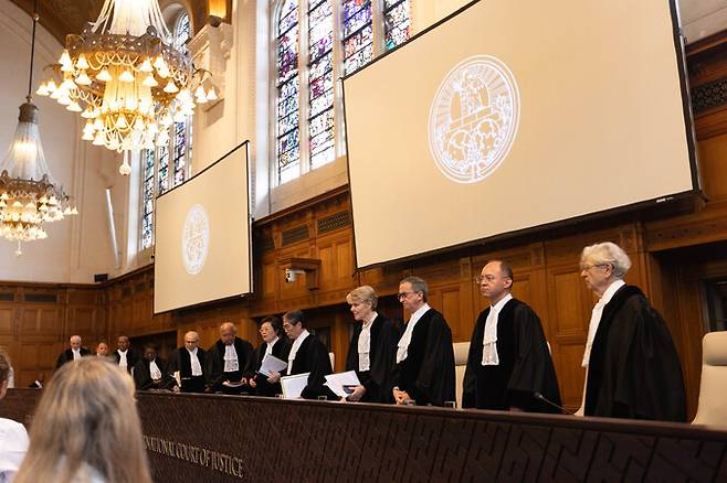 국제사법재판소(ICJ) 재판관들이 16일(현지시각) 네덜란드 헤이그 평화궁전에서 열린 심리에 참석하고 있다. 헤이그/신화 연합뉴스