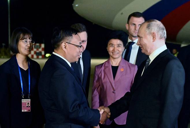 중국 하얼빈 공항에 도착한 블라디미르 푸틴 러시아 대통령. 로이터 연합뉴스
