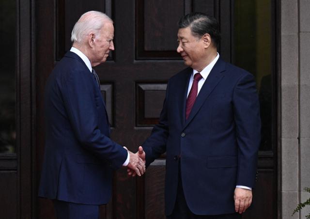 조 바이든(왼쪽) 미국 대통령과 시진핑 중국 국가주석이 지난해 11월 15일 미국 캘리포니아주 우드사이드에서 아시아태평양경제협력체(APEC) 정상회의를 계기로 만나 악수하고 있다. 우드사이드=AFP 연합뉴스