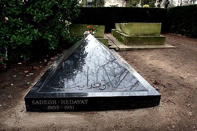프랑스 파리의 페르 라셰즈 묘지에 있는 사데크 헤다야트의 무덤. 위키미디어 커먼스