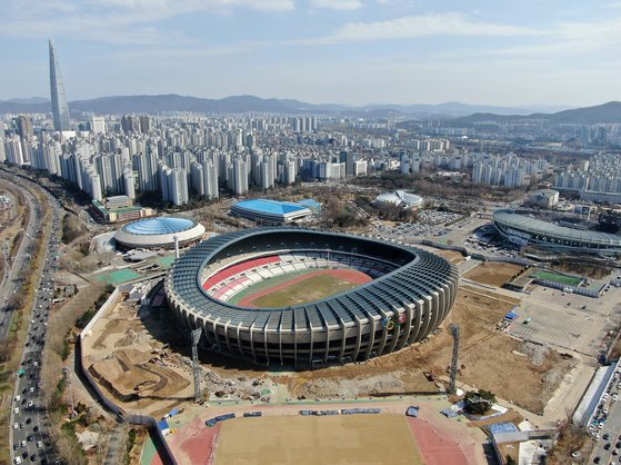 잠실 올림픽주경기장(위 사진)은 5년간 야구장으로 사용한 뒤 종합운동장으로 리모델링한다. [사진 서울시]