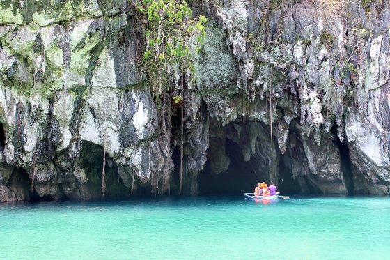 필리핀 팔라완의 푸에르토 프린세사 지하 강 국립공원. 배를 타고 컴컴한 동굴을 본다. 중앙포토