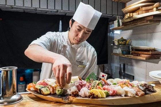 서울 특급호텔 출신의 장덕수 셰프가 운영하는 ‘이사부초밥’.