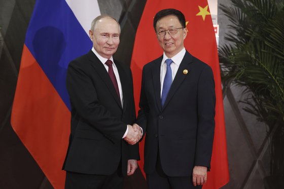 17일 중국 헤이룽장성 하얼빈에서 블라디미르 푸틴 러시아 대통령(왼쪽)과 한정 중국 국가부주석이 회담에 앞서 기념촬영을 하고 있다. AP=연합뉴스