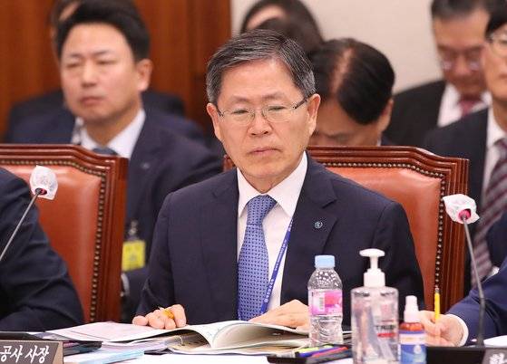 2023년 10월24일 조용돈 당시 한국가스기술공사 사장이 서울 여의도 국회에서 열린 산업통상자원중소벤처기업위원회의 국정감사에서 의원들의 질의를 듣고 있다. 뉴스1