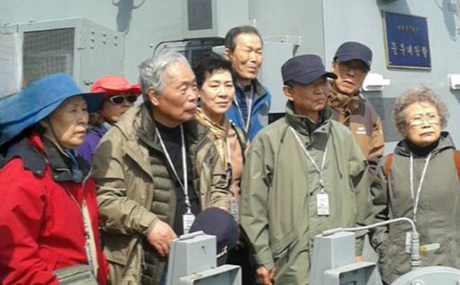 제주도 강정마을 해군기지를 방문한 박순철 위원. 앞줄 왼쪽 두 번째. /박순철 제공