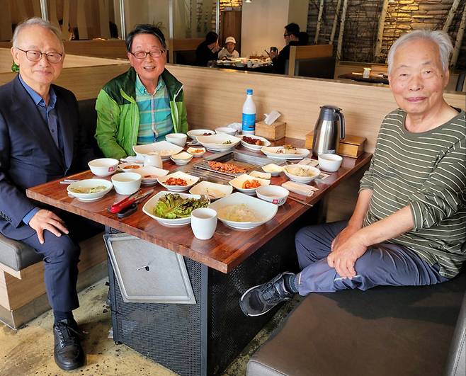 동아투위 위원들이 지난해 서울근교에 살고 있는 박순철 위원을 찾아가 함께 오찬을 했다. 오른쪽부터 박순철, 김동현, 이부영. /박순철 제공
