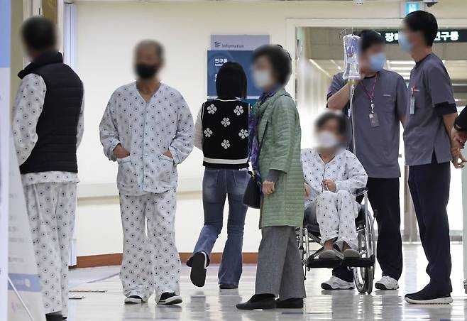 지난달 13일 서울 중구 국립중앙의료원에서 의료진과 환자들이 이동하고 있다. /사진=임대철 기자