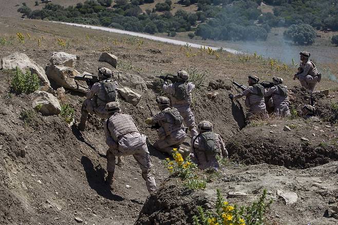 16일(현지시간) 우크라이나 군인들이 스페인 남부 카디스에서 유럽연합 군사지원단으로부터 군사 훈련을 받고 있다. EPA연합뉴스