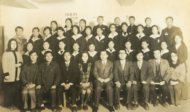 광주제일교회 제일중등성경구락부 교사와 학생들이 1973년 12월 찍은 졸업 기념사진. 앞줄 왼쪽 첫 번째가 문용동 전도사. 기념사업회 제공