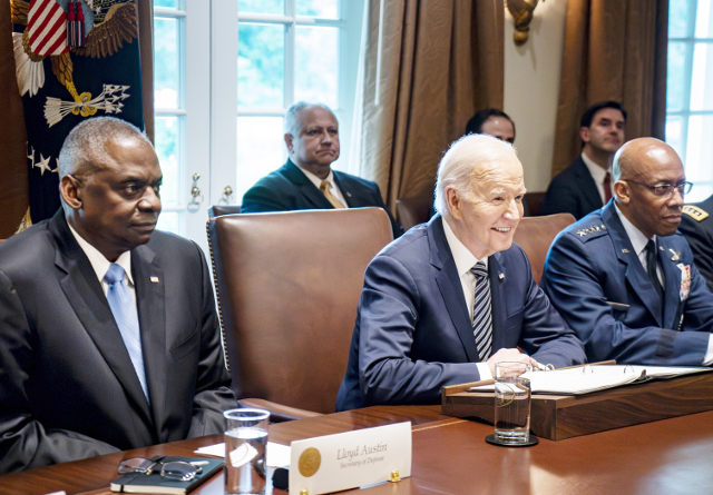 조 바이든 미국 대통령이 15일(현지시간) 백악관에서 합동참모본부 회의를 주재하고 있다. 왼쪽은 로이드 오스틴 국방장관, 오른쪽은 찰스 브라운 합참의장. UPI연합뉴스