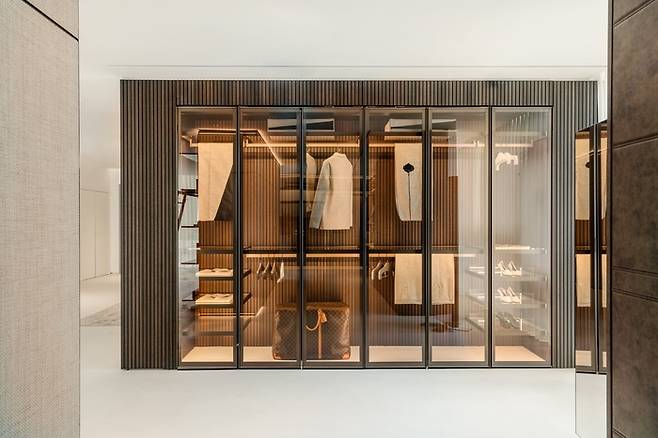 미수라엠(MisuraEmme)의 워드로브. 내부를 갤러리처럼 감상할 수 있다. <넥시스 디자인 그룹>