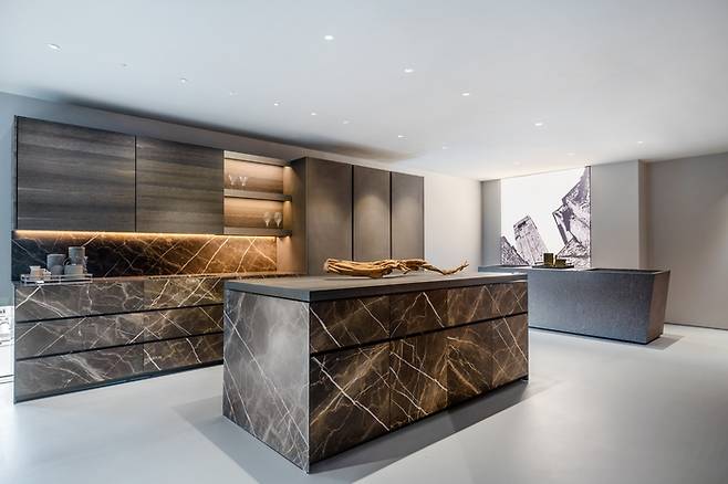 미노티쿠치네(Minotticucine)의 아일랜드와 수납장. 석재로 마감했다. <넥시스 디자인 그룹>