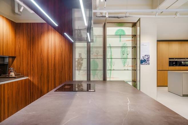 뒷면에 이탈리아 일러스트레이터 귀도 스카라보톨로(Guido Scarabottolo)의 작품을 프린팅한 라마쿠치네(Lamacucine)의 수납장 <넥시스 디자인 그룹>