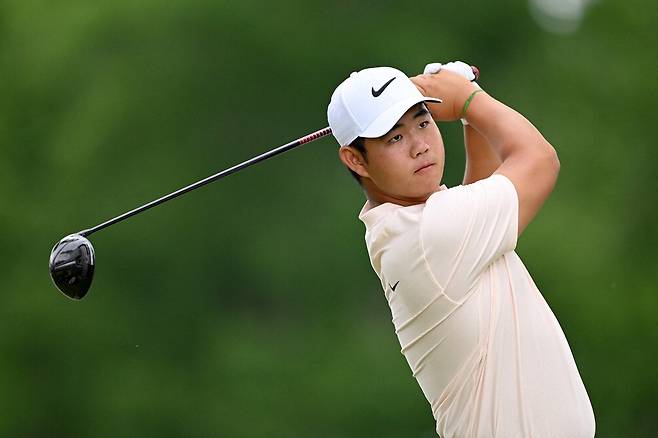 김주형이 17일 PGA 챔피언십 1라운드 12번홀에서 티샷한 공을 바라보고 있다.  AFP연합뉴스